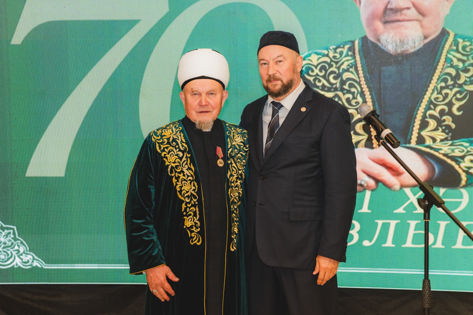 Татарстан Республикасы Рәисе исеменнән юбилярны республика башлыгы аппараты җитәкчесе Әсгать Сәфәров котлады.